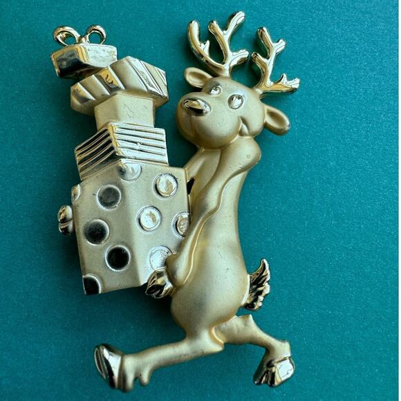 Vintage AJC Christmas Reindeer Carrying Gifts Matte Gold Tone Brooch Pin - Picture 2 of 7